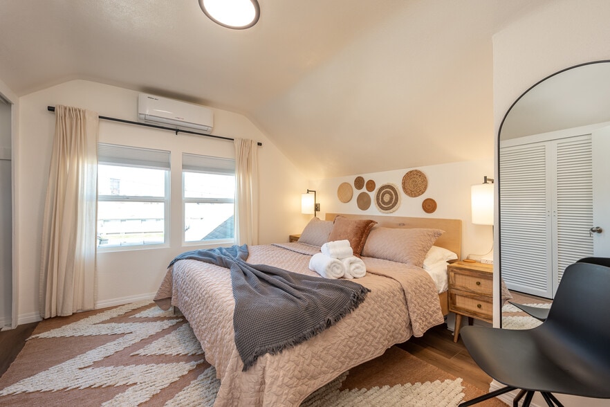 Master bedroom, upstairs Open the windows for a nice breeze or set the AC/Heat/Fan Black out shades, - 4746 W 159th St