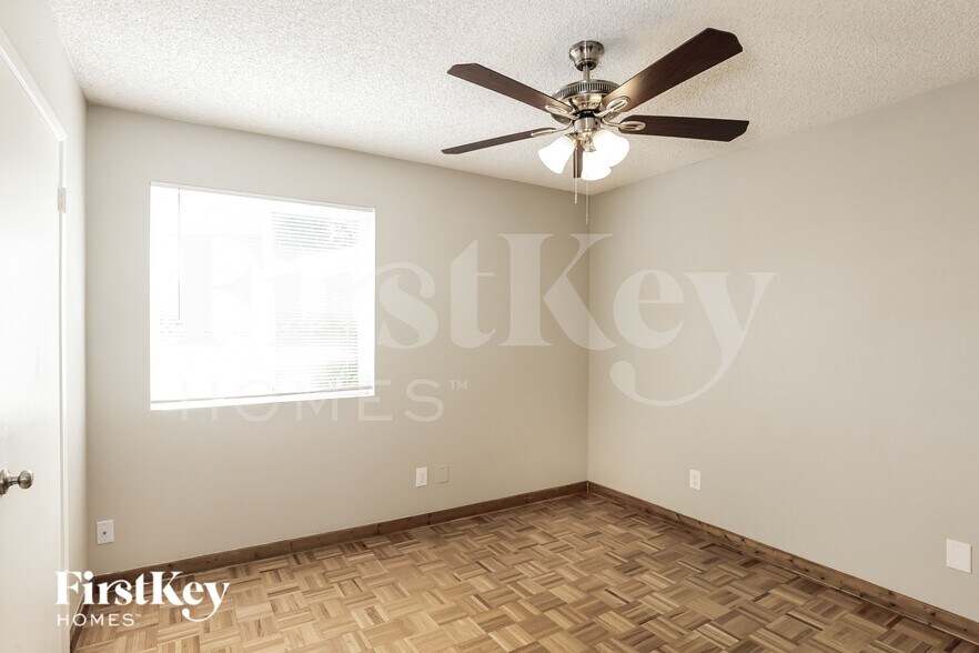 Building Photo - 9047 N 36th Dr