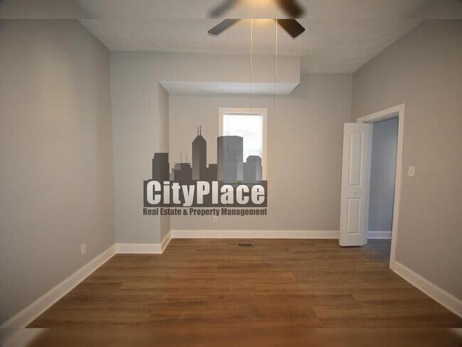 Building Photo - 2224 N Kenwood Ave