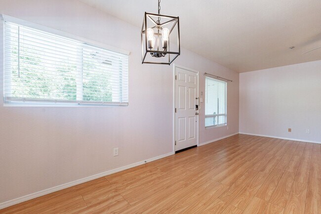 Building Photo - Chandler's Best-Kept Secret: Spacious Cond...