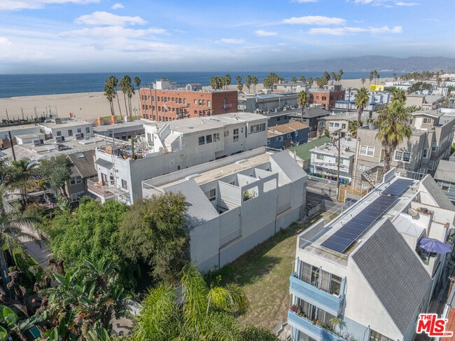 Building Photo - 21 1/2 Wavecrest Ave