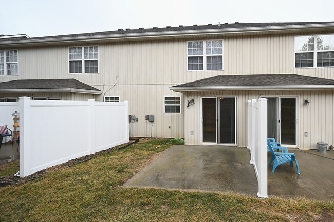 Building Photo - Two Bedroom & 2.5 Bath Townhome with 1 car garage in Oak Valley Estates