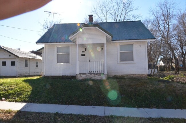 Primary Photo - Great 2 Bedroom 1 Bathroom House $750!