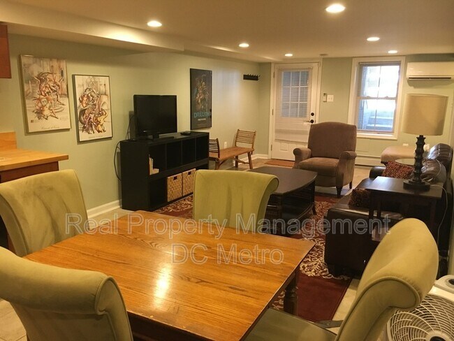 Building Photo - 813 10th St NE