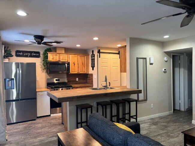 Building Photo - 2 Bedrooms Condo for Rent Available May 19...