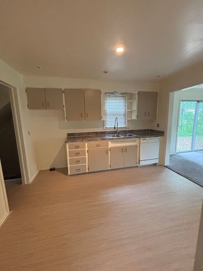 Building Photo - Charming 3 beds 1.5 baths in South Euclid!