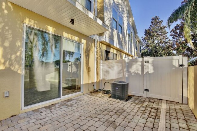 Building Photo - Lovely 3/2.5 Spacious Townhome with a 2 Ca...