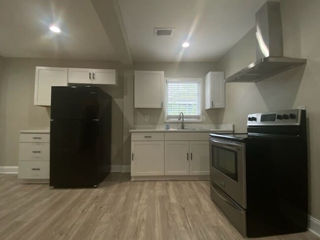 Building Photo - Cute, Quiet and Cozy - minutes away from M...
