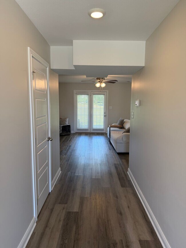 Building Photo - 3 Bedroom 2 1/2 Bath Home For Rent Near Post!