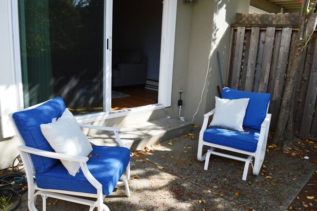 Building Photo - Updated Two Bedroom Condo with Views of th...