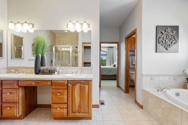 Building Photo - D20 Patio Home on the Golf Course views of...