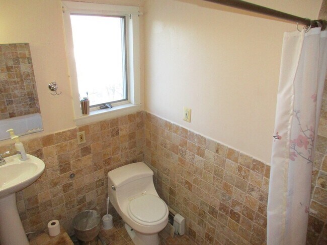 Building Photo - 479 Crafts St