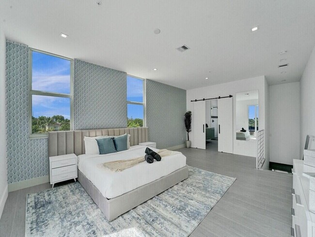 Building Photo - 1220 NE 15th Ave