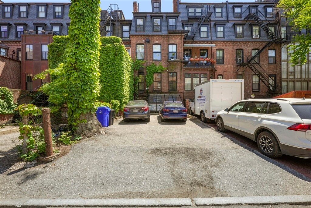 Building Photo - 347 Marlborough St
