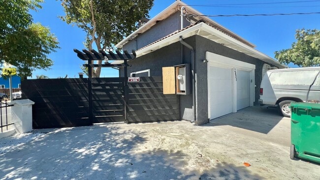 Building Photo - Lovely House 4BR 2.5BA with Large Backyard