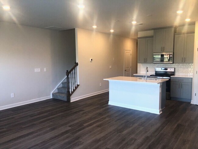 Building Photo - Newer Townhome with 1 Car Garage in Braemar Village! COMING SOON!