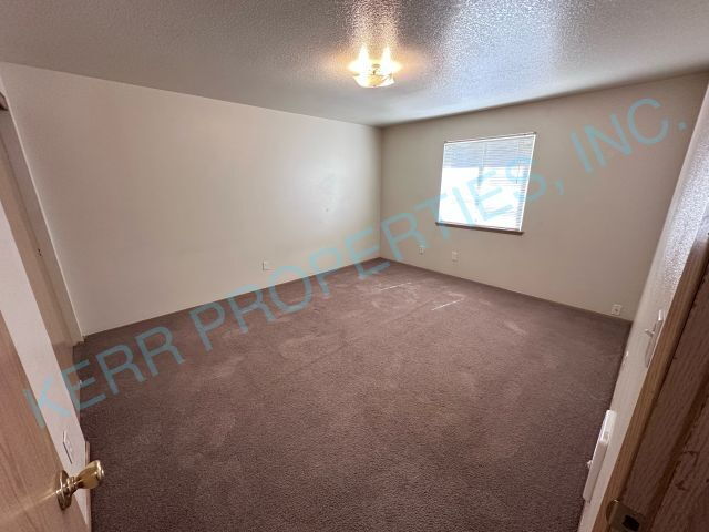 Building Photo - Charming 2-Bedroom Multiplex in Portland with Cozy 862 Sq Ft Layout - Perfect for Urban Living!