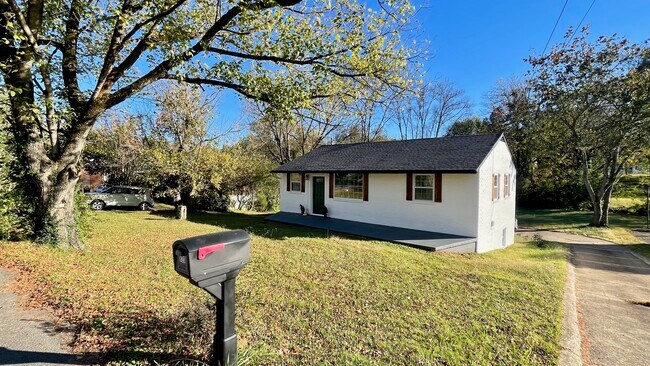 Building Photo - 820 Goldfinch Ave