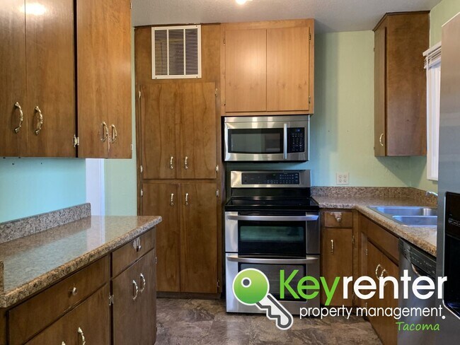 Building Photo - Charming Tacoma Craftsman House!