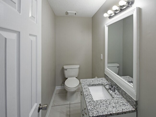 Building Photo - 4 bed, 2.5 bath home with great curb appeal near 385.
