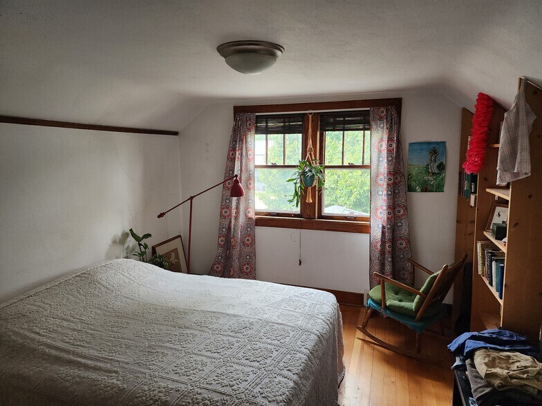 Bedroom - 2105 E Washington Ave