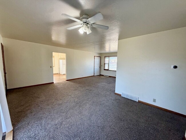 Building Photo - Quick Move In! 6 Month Lease Special! 3 bedroom, 1.5 Bath Home with attached garage in Loveland, CO