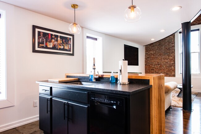 Building Photo - 223 S Hancock St