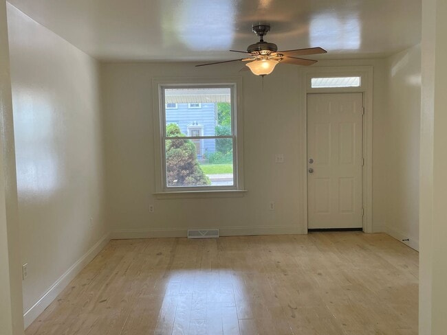 Building Photo - Charming & Well-Maintained 2-Bedroom, 1.5-...