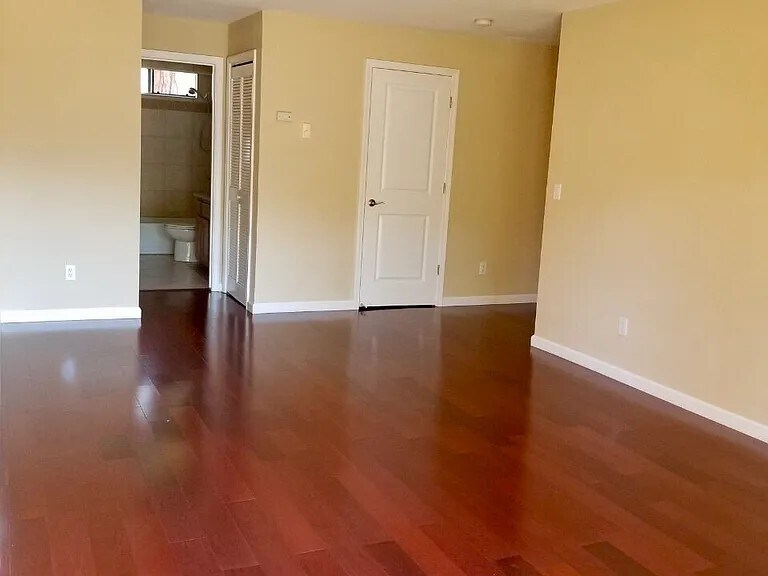 Building Photo - 300 Glenwood Cir