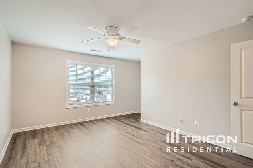 Building Photo - 1057 Sutherland Dr