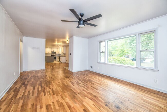 Building Photo - 9 Castlewood Dr