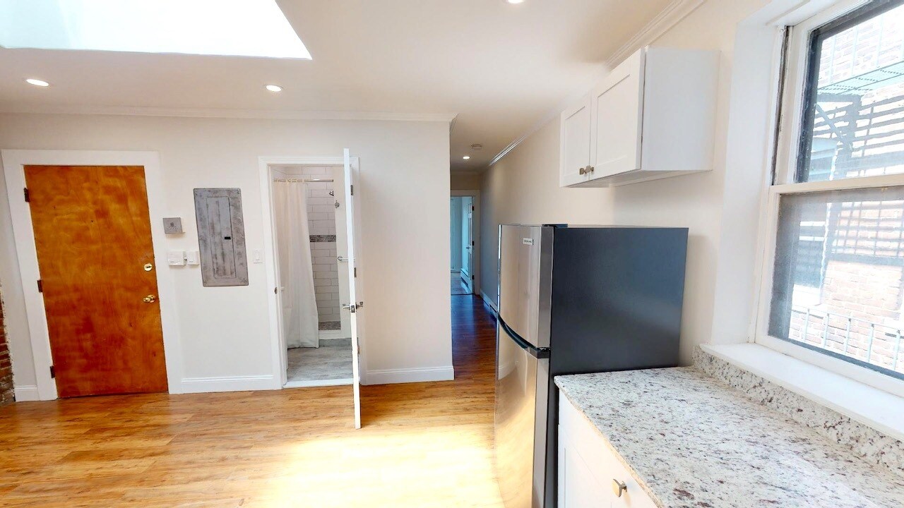 Building Photo - 214 Hanover St