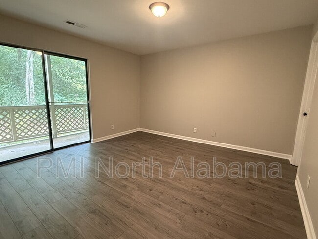 Building Photo - 4988 7 Pine Cir