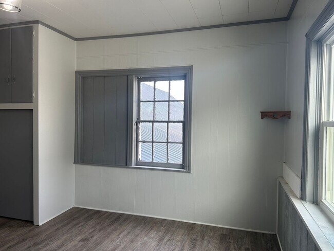 Building Photo - 27 W Seminary St