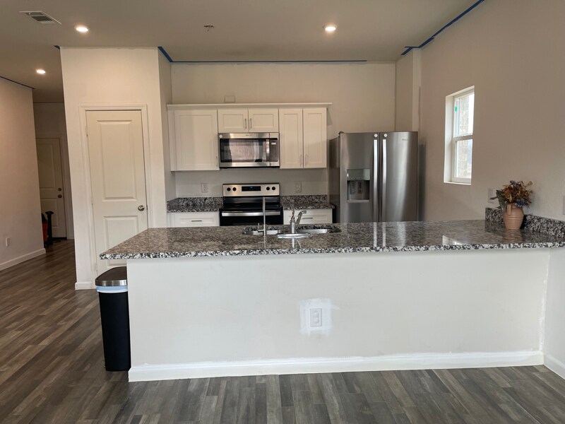 Building Photo - 932 Avagail Ave