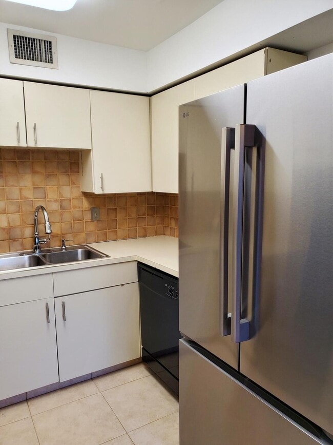 Building Photo - 2445 SW 22nd Ave