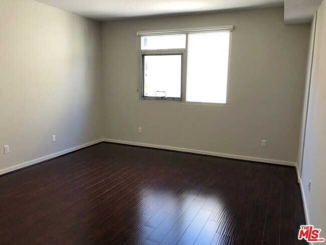 Building Photo - 1545 S Bentley Ave