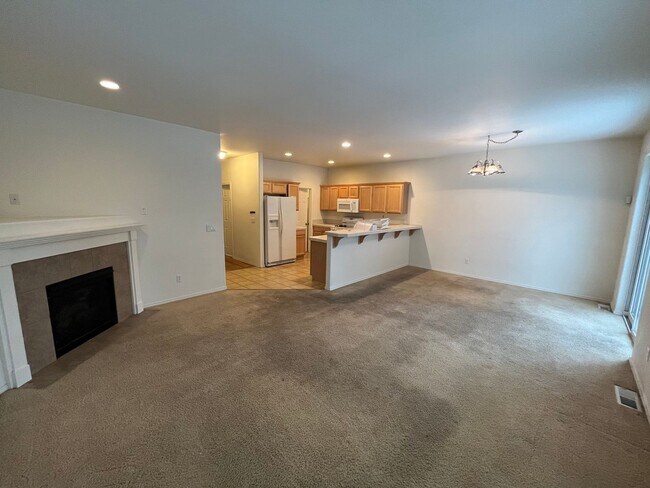 Building Photo - 3 Bed/2.5 Bath Single Family Home in River Canyon Estates