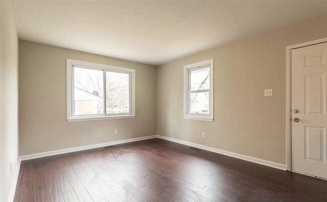 Building Photo - PERFECT LOCATION !!