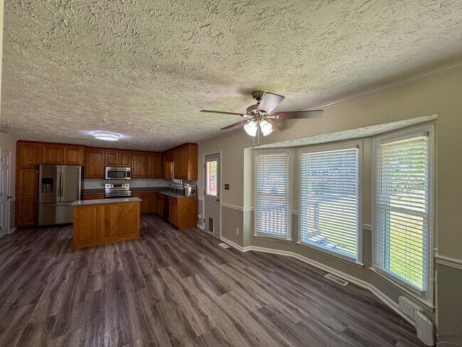 Building Photo - Lovely 3 Bed 2 Bath Home with Bonus Room