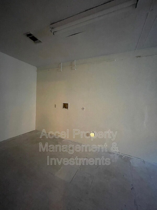 Building Photo - 1406 Dolores Del Rio Ave