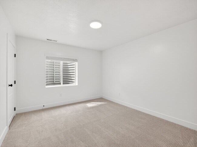 Building Photo - 3 Bed / 3.5 Bath Townhome in Mapleton – Modern, Spacious & Well-Located