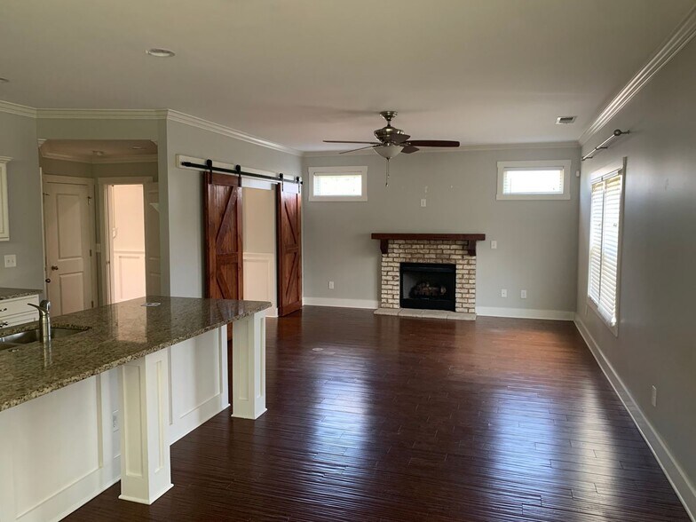 Building Photo - Well Maintained 3 Bedroom Home in The Pres...
