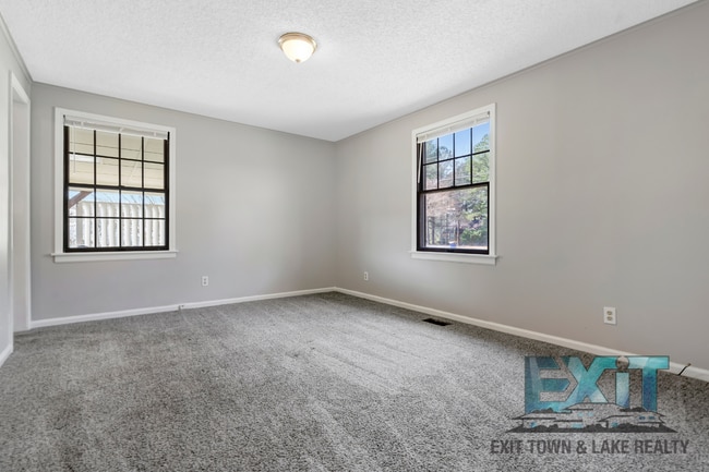 Building Photo - 3 Bedroom/2 Bathroom Home