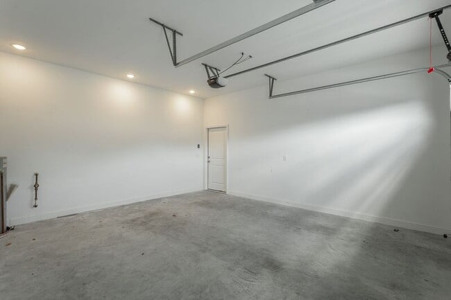 Building Photo - 549 Strong Ave