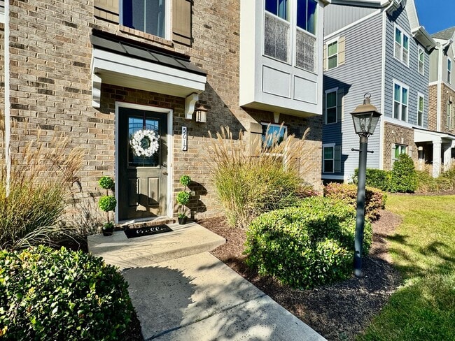 Building Photo - Available 07-08-26! Townhouse w/Garage - Pet Friendly - All Appliances Convey!