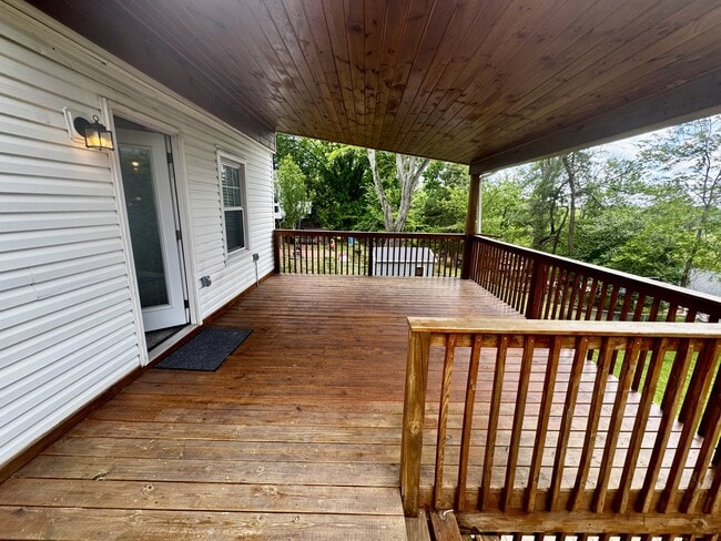 Building Photo - 733 Churchill Dr