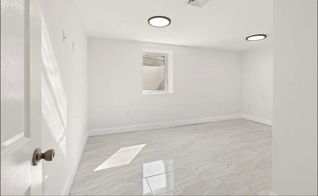 Building Photo - 320 Malden St