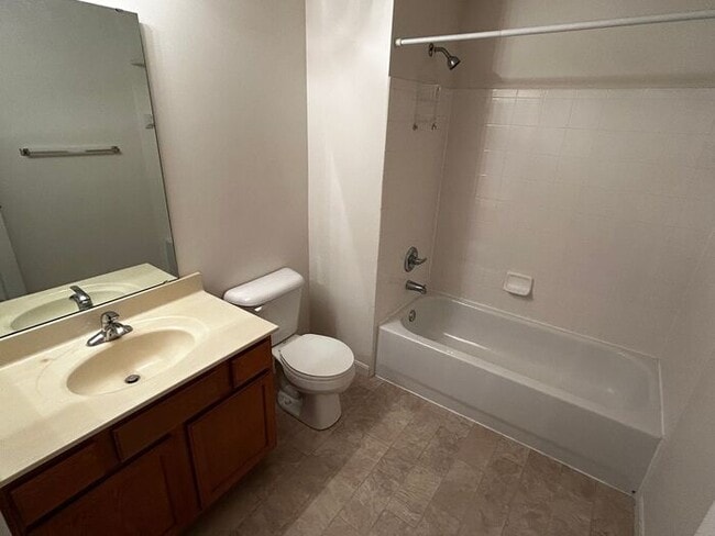 Building Photo - Clean Condo, Fantastic Location!