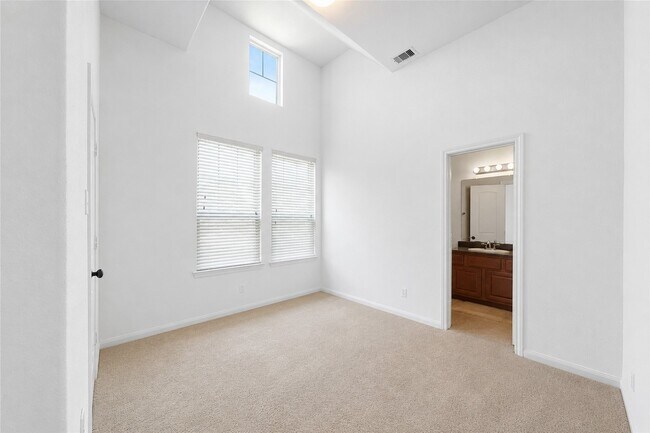 Building Photo - 5 Cheswood Manor Drive